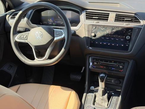 Used 2024 Volkswagen Tiguan SE w/ Panoramic Sunroof Package image 12