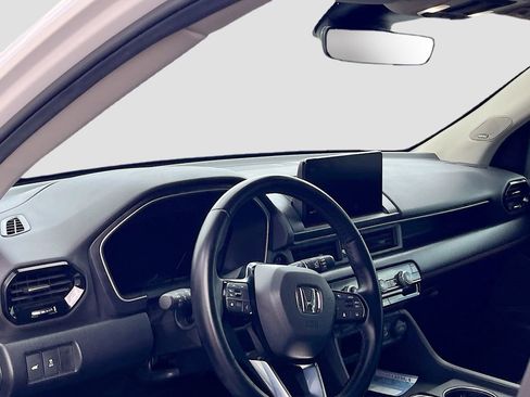 Used 2025 Honda Pilot Touring image 9