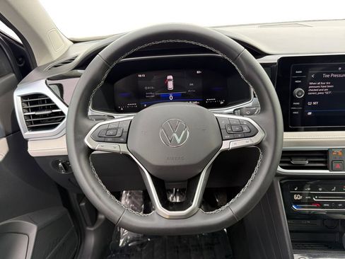 Used 2025 Volkswagen Taos SE w/ Panoramic Sunroof Package FWD image 12