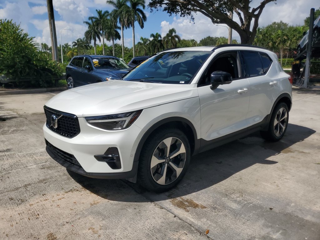 Certified 2024 Volvo XC40 B5 Plus AWD/4WD image 3