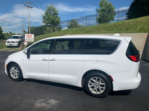 Used 2017 Chrysler Pacifica LX FWD image 3