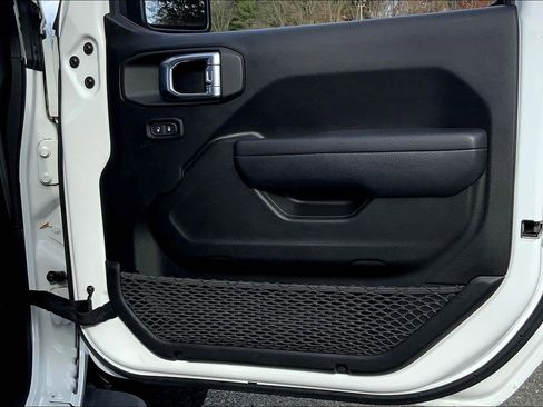 Certified 2022 Jeep Gladiator Mojave w/ Cold Weather Group image 20