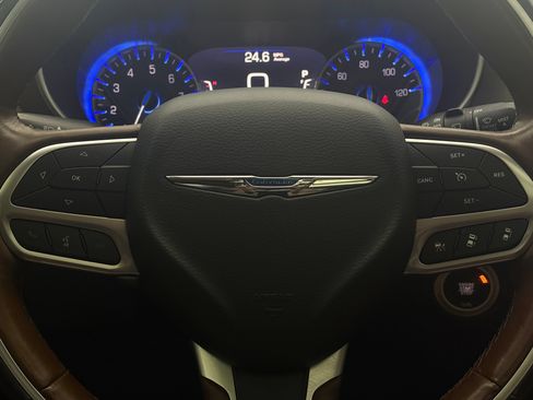Used 2019 Chrysler Pacifica Limited w/ Tire & Wheel Group FWD image 20