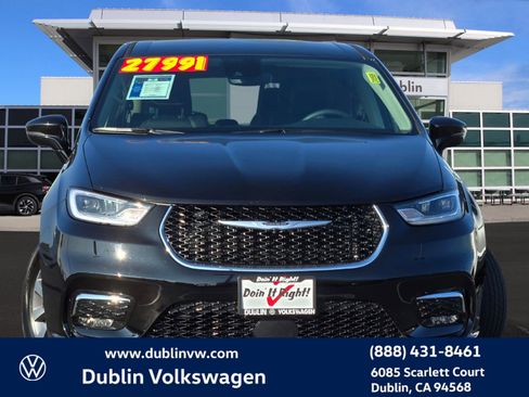 Used 2024 Chrysler Pacifica Select image 2