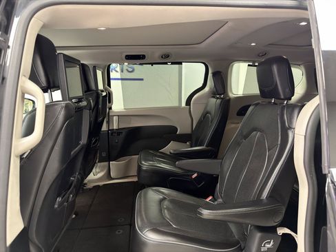 Used 2019 Chrysler Pacifica Limited FWD image 31