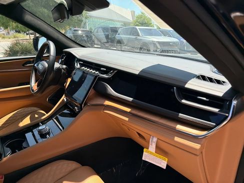 Used 2023 Jeep Grand Cherokee Summit AWD/4WD image 43