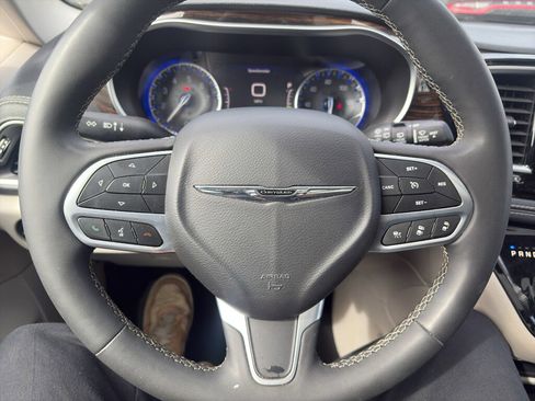 Used 2023 Chrysler Pacifica Limited image 7