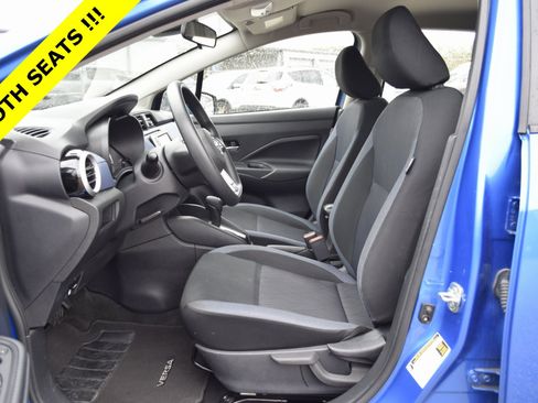 Used 2023 Nissan Versa SV image 3