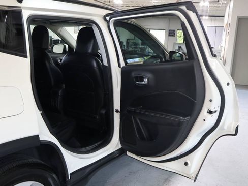 Used 2018 Jeep Compass Latitude FWD image 23