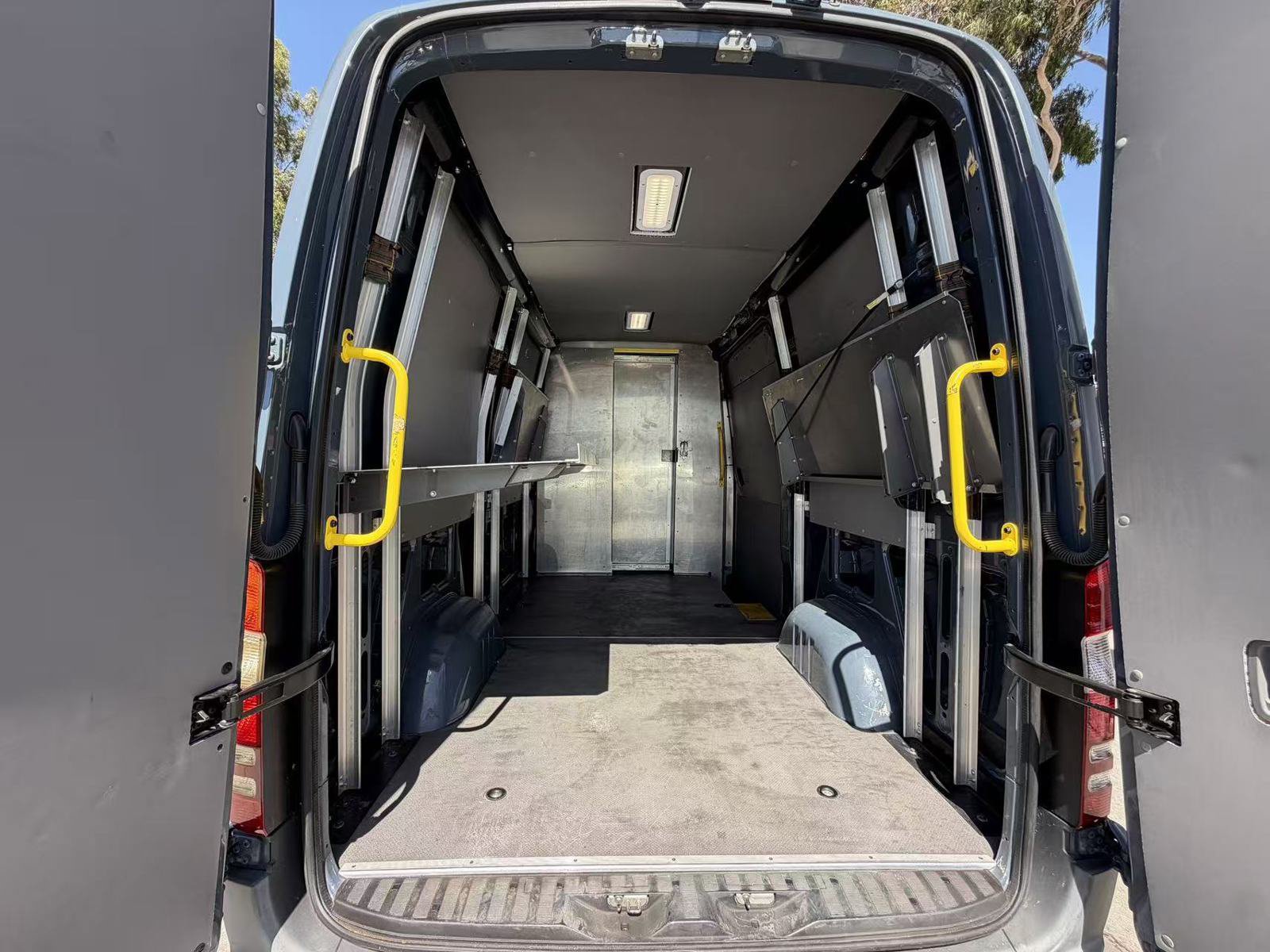 Used 2018 Mercedes-Benz Sprinter 2500 image 15