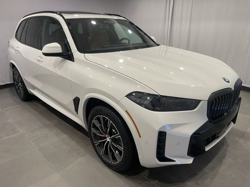 New 2026 BMW X5 xDrive40i w/ M Sport Package AWD/4WD image 3