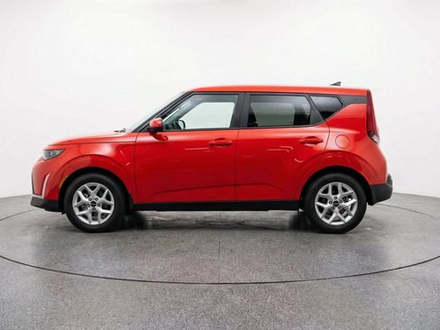 Used 2025 Kia Soul LX w/ LX Technology Package FWD image 4