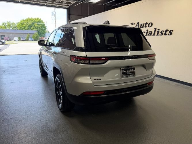Used 2025 Jeep Grand Cherokee Altitude AWD/4WD image 3