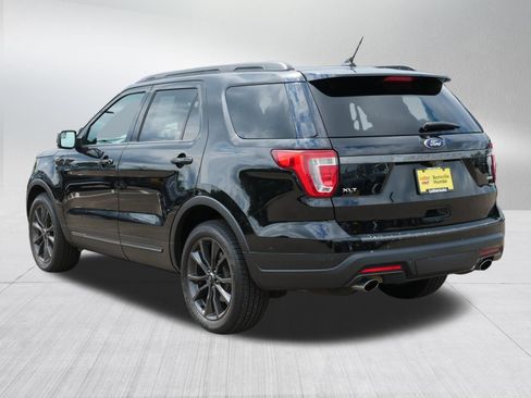 Used 2018 Ford Explorer XLT w/ Equipment Group 202A AWD/4WD image 5