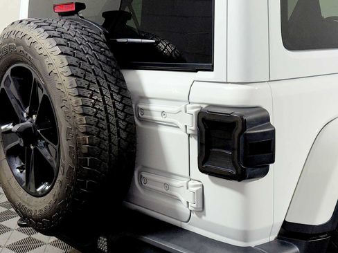 Used 2021 Jeep Wrangler Unlimited Sahara AWD/4WD image 27