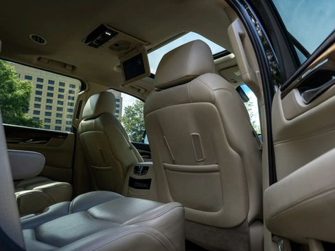 Used 2019 Cadillac Escalade Premium Luxury AWD/4WD image 17