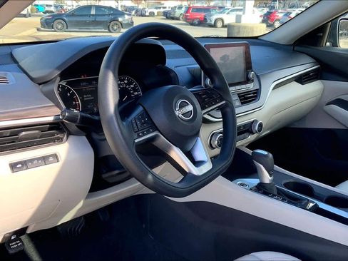 Used 2025 Nissan Altima 2.5 SV image 16