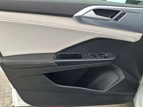 Used 2025 Volkswagen Taos SE image 12