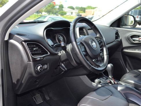 Used 2020 Jeep Cherokee Trailhawk w/ Cold Weather Group AWD/4WD image 13