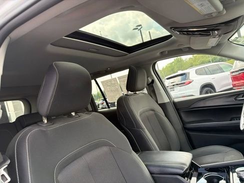 Used 2023 Jeep Grand Cherokee Laredo w/ Luxury Tech Group I AWD/4WD image 12
