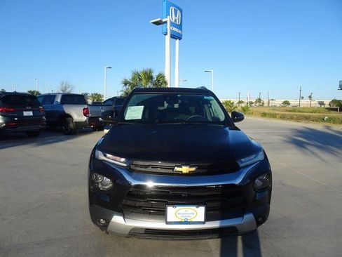 Used 2023 Chevrolet TrailBlazer LT FWD image 2
