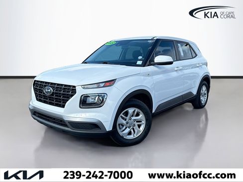 Used 2022 Hyundai Venue SE image 1