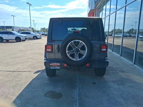 Used 2022 Jeep Wrangler Unlimited Sahara AWD/4WD image 6