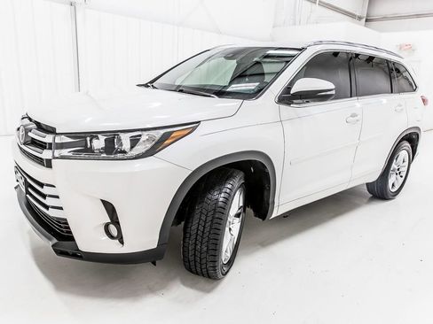 Used 2017 Toyota Highlander Limited FWD image 3