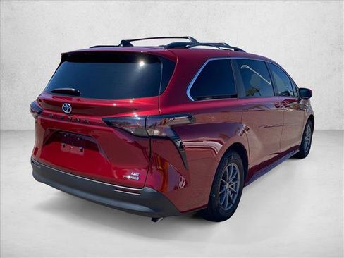 Used 2023 Toyota Sienna LE FWD image 5