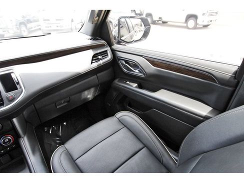 Used 2024 Chevrolet Suburban Premier RWD image 8