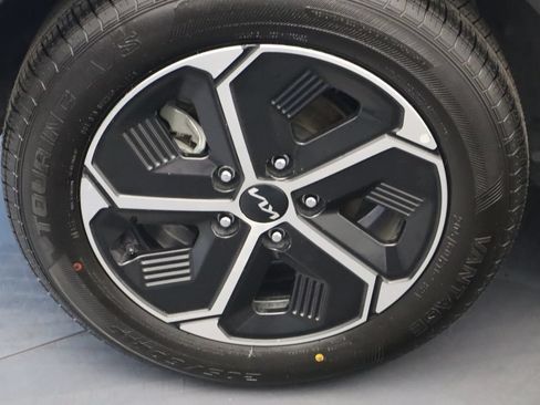Used 2023 Kia Niro EX FWD image 11