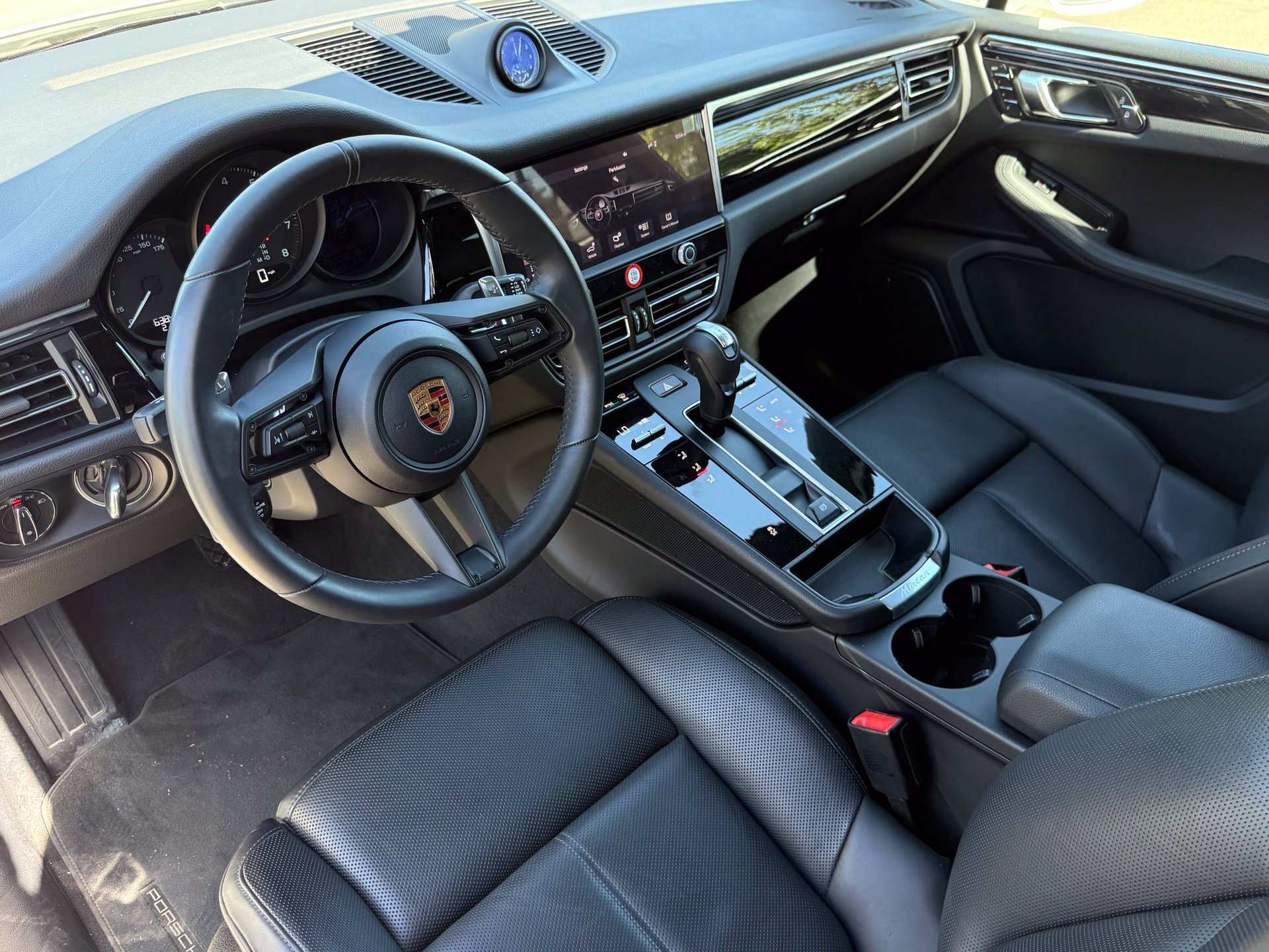 Used 2026 Porsche Macan AWD/4WD image 4