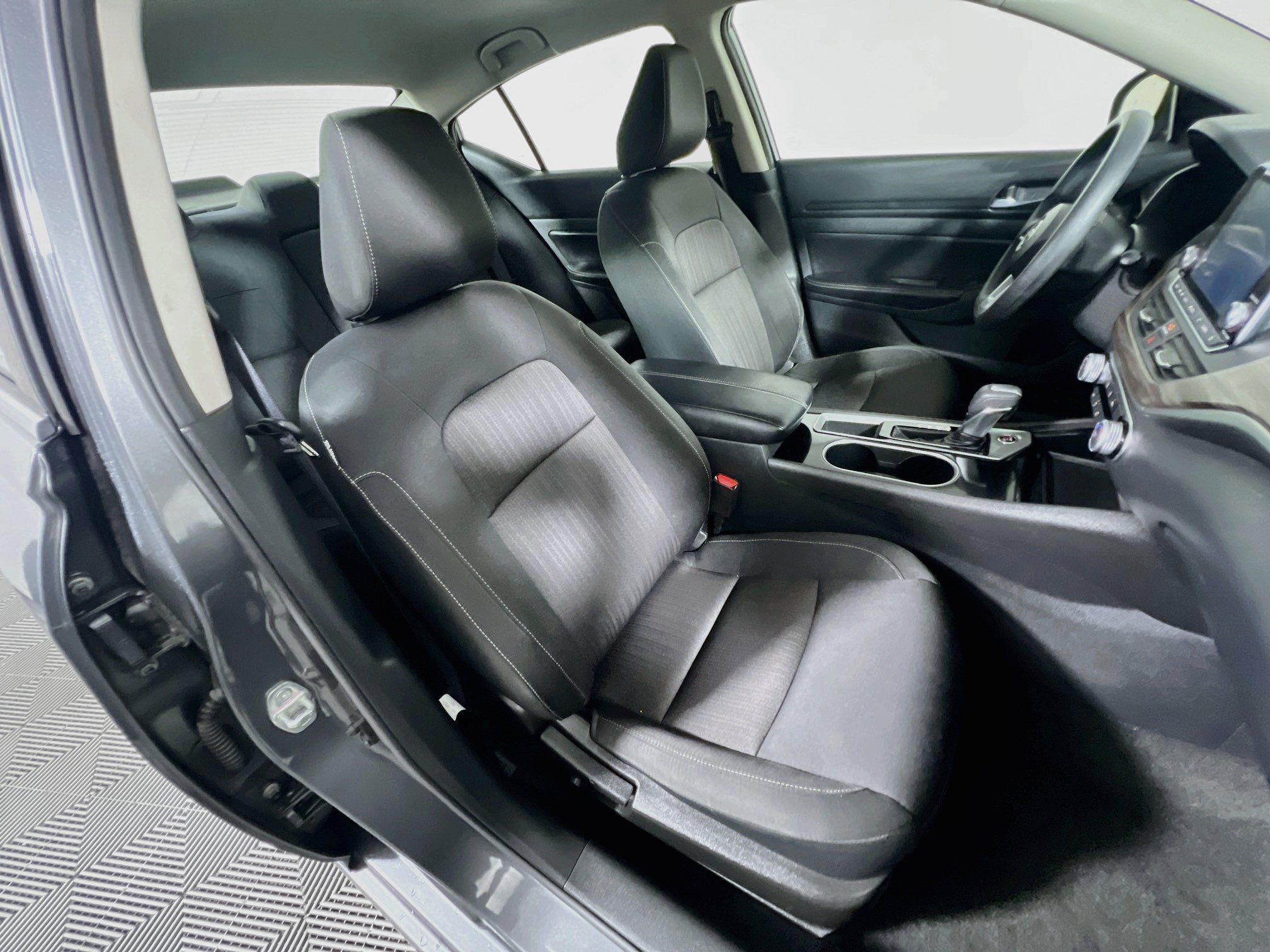 Used 2024 Nissan Altima 2.5 SV FWD image 31