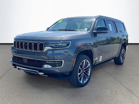 Used 2024 Jeep Wagoneer L Series III w/ Premium Group I image 3