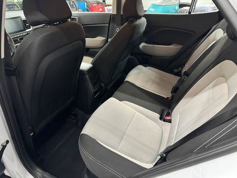 Used 2025 Hyundai Venue SEL image 15