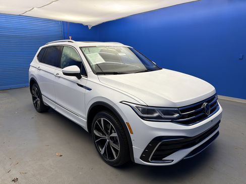 Used 2024 Volkswagen Tiguan SEL R-Line image 2