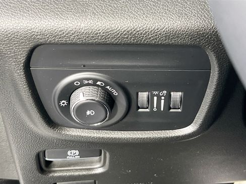 Used 2023 Jeep Grand Cherokee Limited w/ Black Appearance Package AWD/4WD image 10