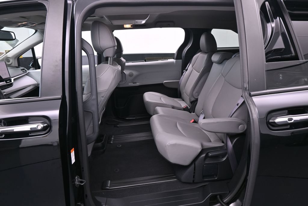 Used 2025 Toyota Sienna XLE w/ XLE Plus Package FWD image 32