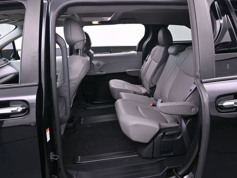 Used 2025 Toyota Sienna XLE w/ XLE Plus Package FWD image 32
