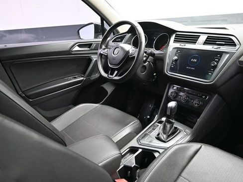 Used 2020 Volkswagen Tiguan SE image 17