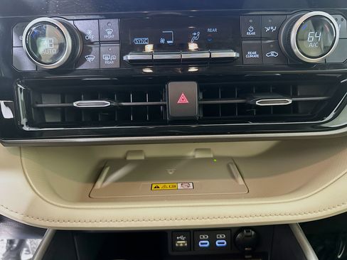 Used 2024 Toyota Highlander XLE image 23