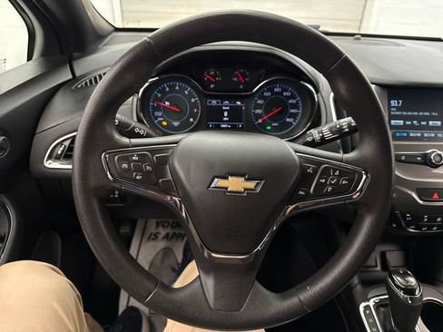 Used 2018 Chevrolet Cruze LT w/ Convenience Package FWD image 14