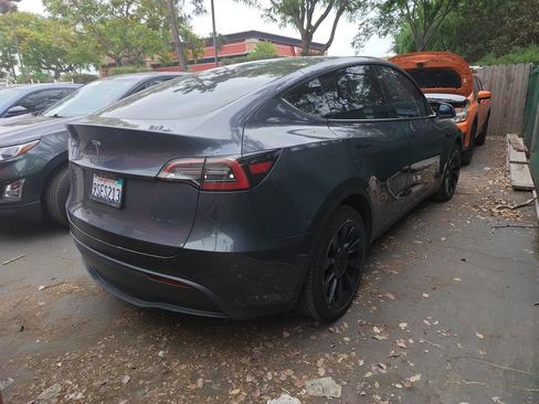 Used 2022 Tesla Model Y Long Range AWD/4WD image 2