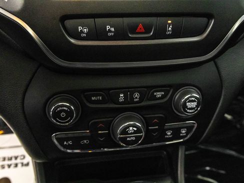 Used 2019 Jeep Cherokee Trailhawk image 27