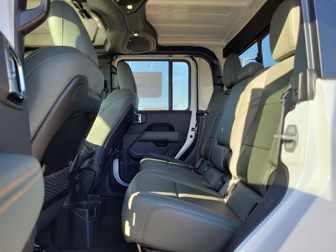 New 2025 Jeep Gladiator Mojave w/ Convenience Group image 13