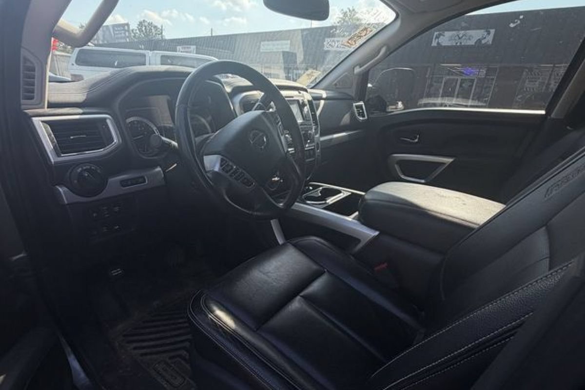 Used 2018 Nissan Titan PRO-4X w/ Pro-4x Convenience Package AWD/4WD image 9