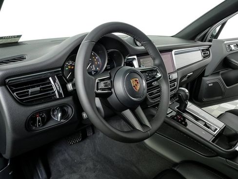 Certified 2026 Porsche Macan AWD/4WD image 4
