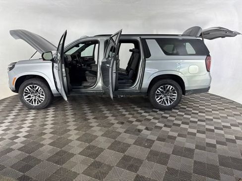 Used 2025 Chevrolet Suburban Z71 AWD/4WD image 10
