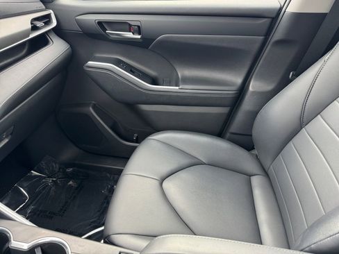 Used 2021 Toyota Highlander XLE AWD/4WD image 30