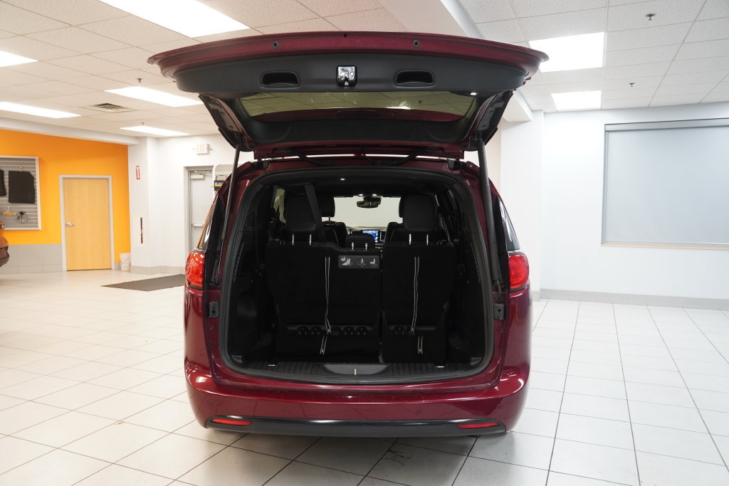 Used 2020 Chrysler Pacifica Touring-L AWD/4WD image 9